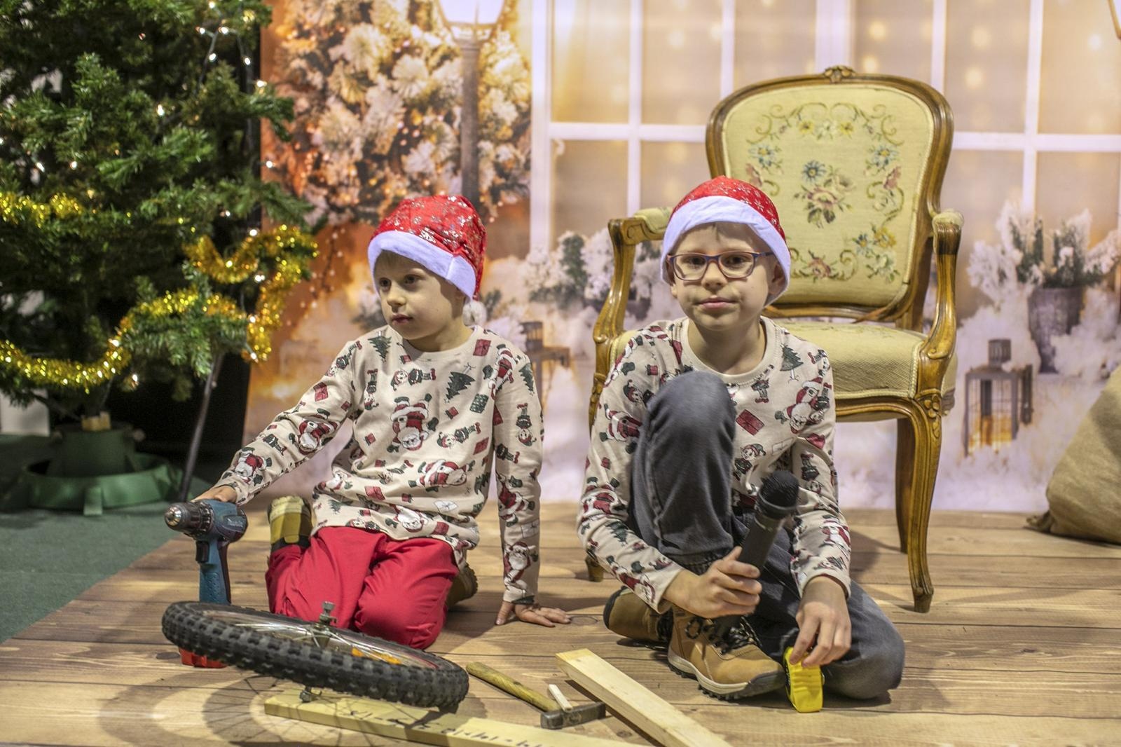 Zdjęcie w galerii na portalu naszraciborz.pl: Święty Mikołaj zawitał do Bojanowa, a dzieci pokazały jego nowe pojazdy wiadomości z regionu