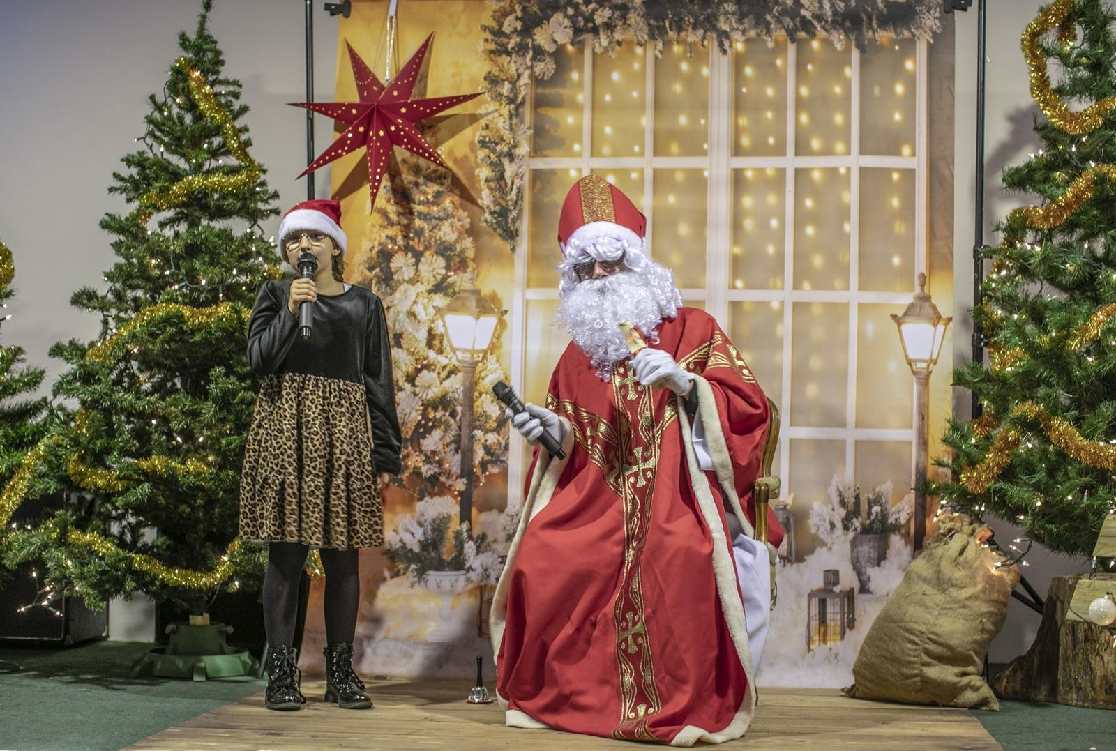 Zdjęcie w galerii na portalu naszraciborz.pl: Święty Mikołaj zawitał do Bojanowa, a dzieci pokazały jego nowe pojazdy wiadomości z regionu