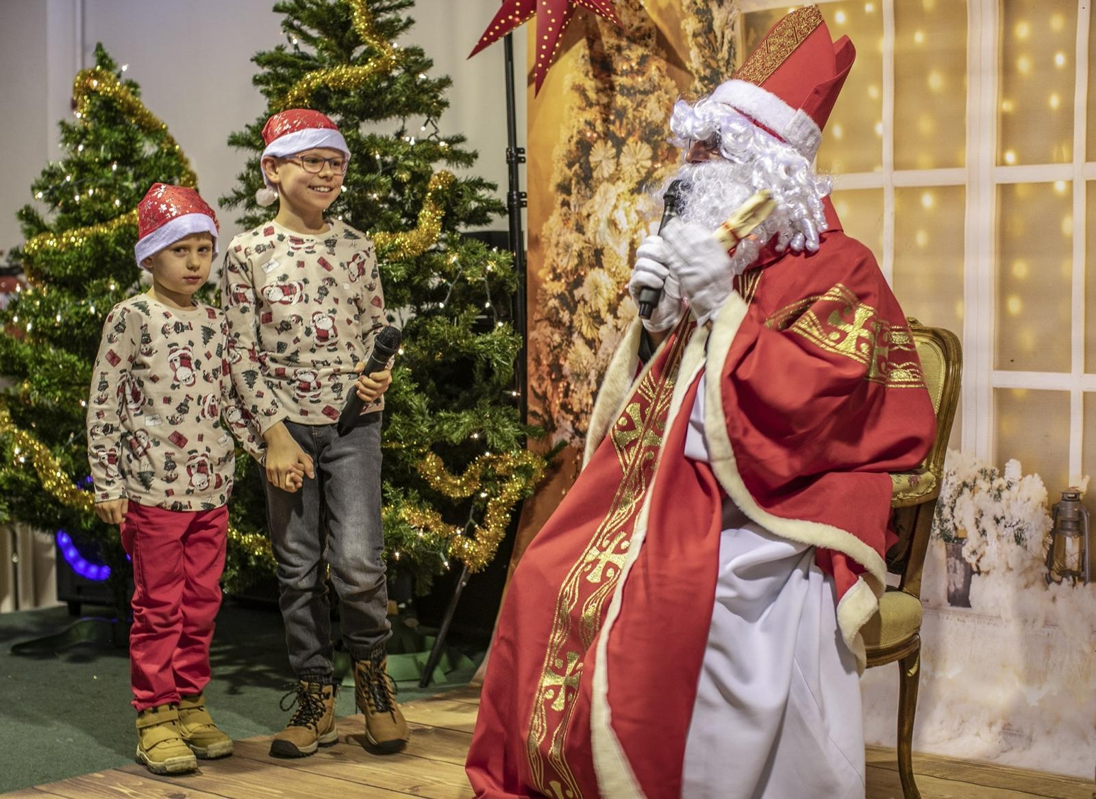 Zdjęcie w galerii na portalu naszraciborz.pl: Święty Mikołaj zawitał do Bojanowa, a dzieci pokazały jego nowe pojazdy wiadomości z regionu