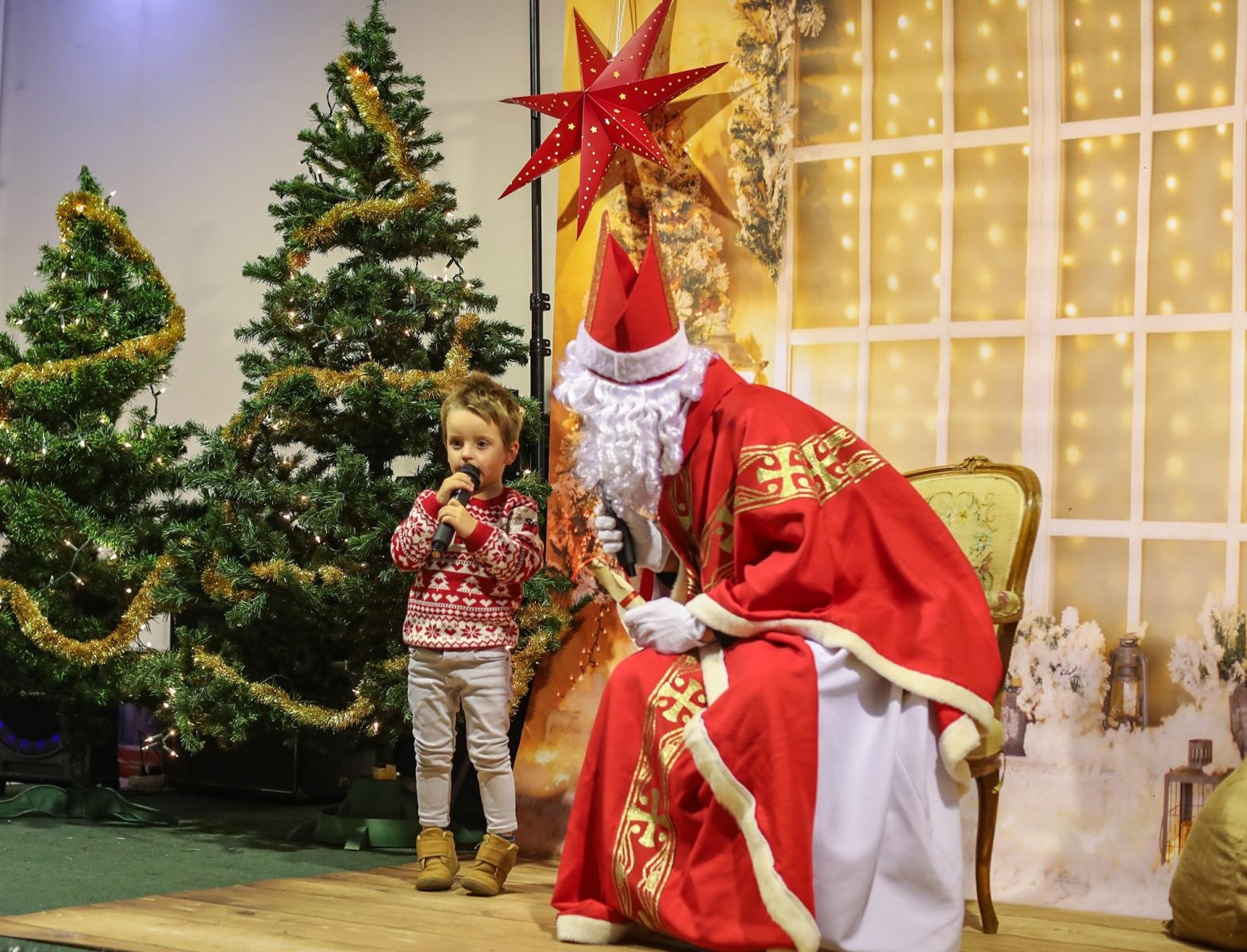 Zdjęcie w galerii na portalu naszraciborz.pl: Święty Mikołaj zawitał do Bojanowa, a dzieci pokazały jego nowe pojazdy wiadomości z regionu