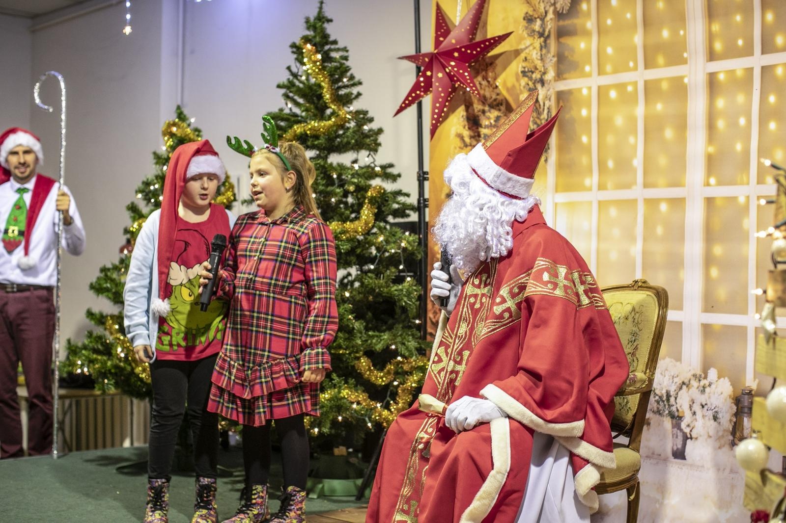 Zdjęcie w galerii na portalu naszraciborz.pl: Święty Mikołaj zawitał do Bojanowa, a dzieci pokazały jego nowe pojazdy wiadomości z regionu