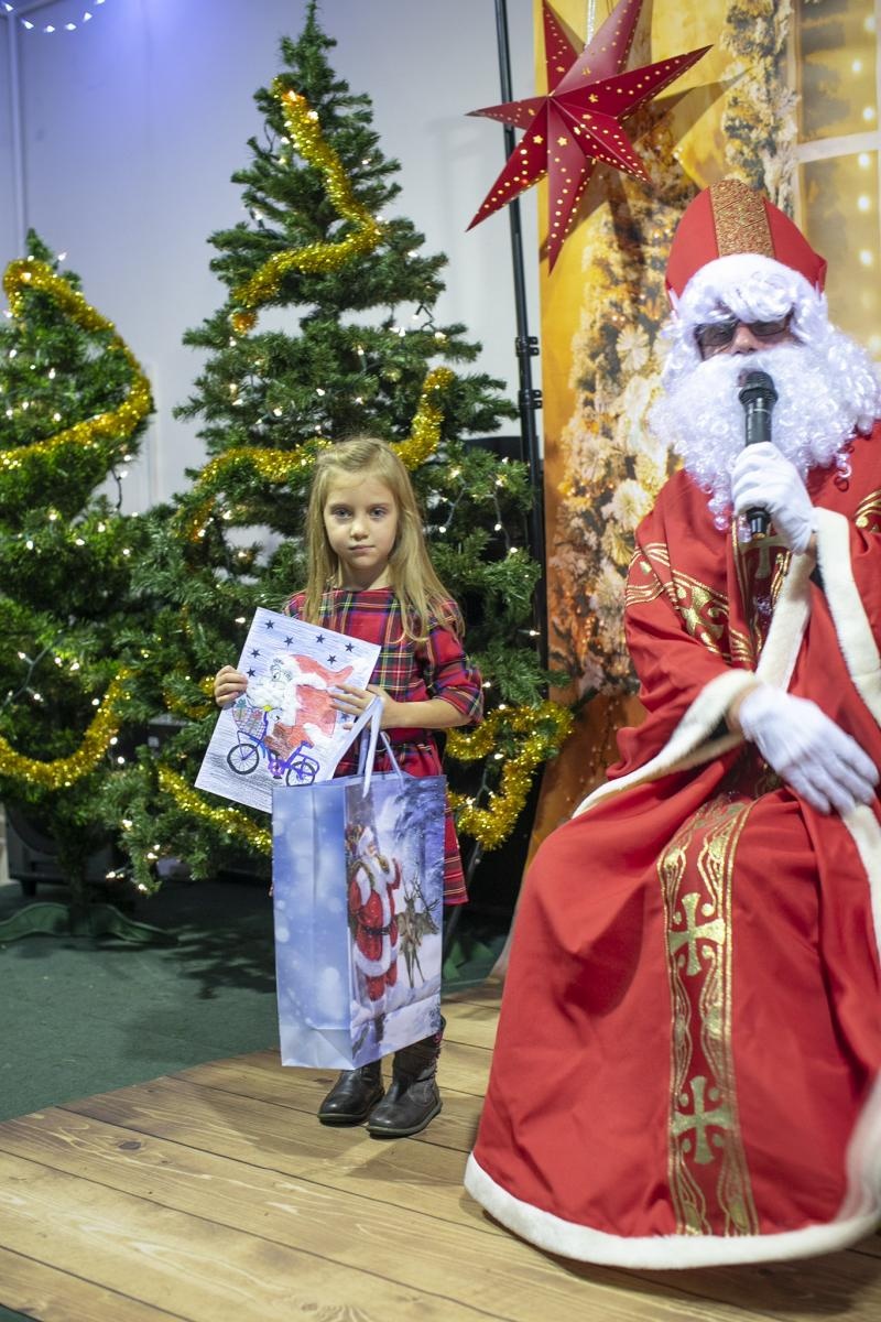 Zdjęcie w galerii na portalu naszraciborz.pl: Święty Mikołaj zawitał do Bojanowa, a dzieci pokazały jego nowe pojazdy wiadomości z regionu