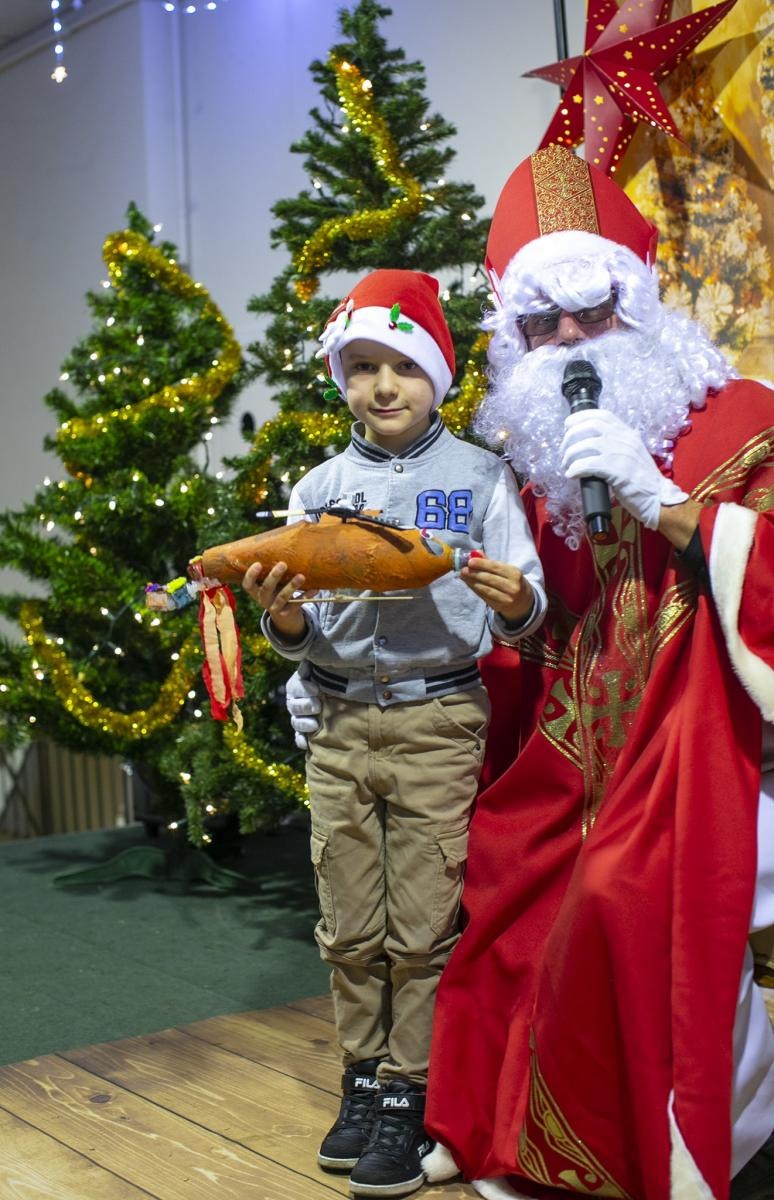 Zdjęcie w galerii na portalu naszraciborz.pl: Święty Mikołaj zawitał do Bojanowa, a dzieci pokazały jego nowe pojazdy wiadomości z regionu