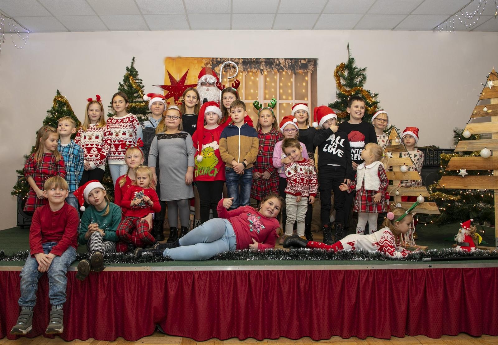 Zdjęcie w galerii na portalu naszraciborz.pl: Święty Mikołaj zawitał do Bojanowa, a dzieci pokazały jego nowe pojazdy wiadomości z regionu
