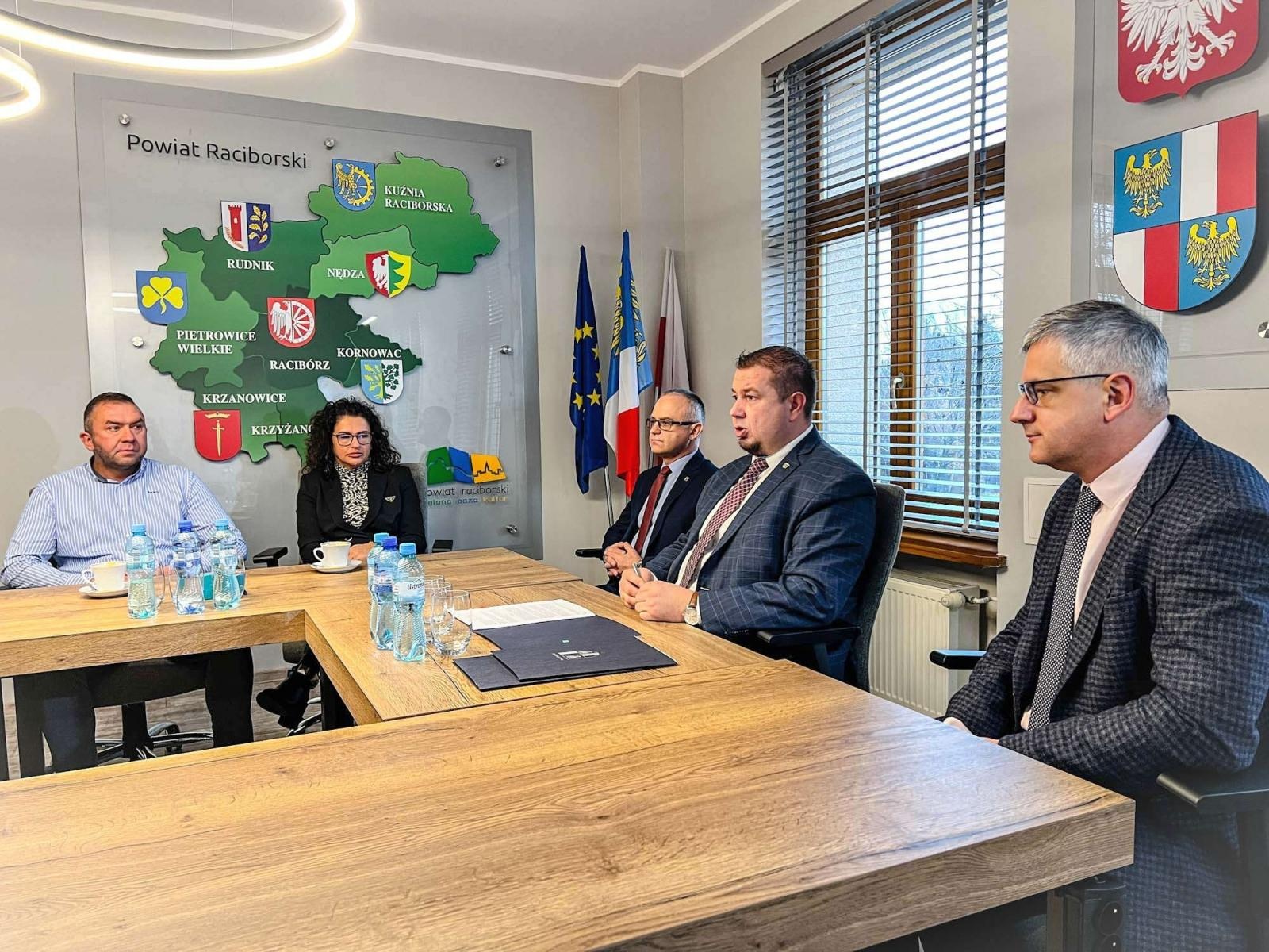 Zdjęcie w galerii na portalu naszraciborz.pl: W Starostwie podpisano umowy na remonty ważnych dróg w Raciborzu wiadomości z regionu