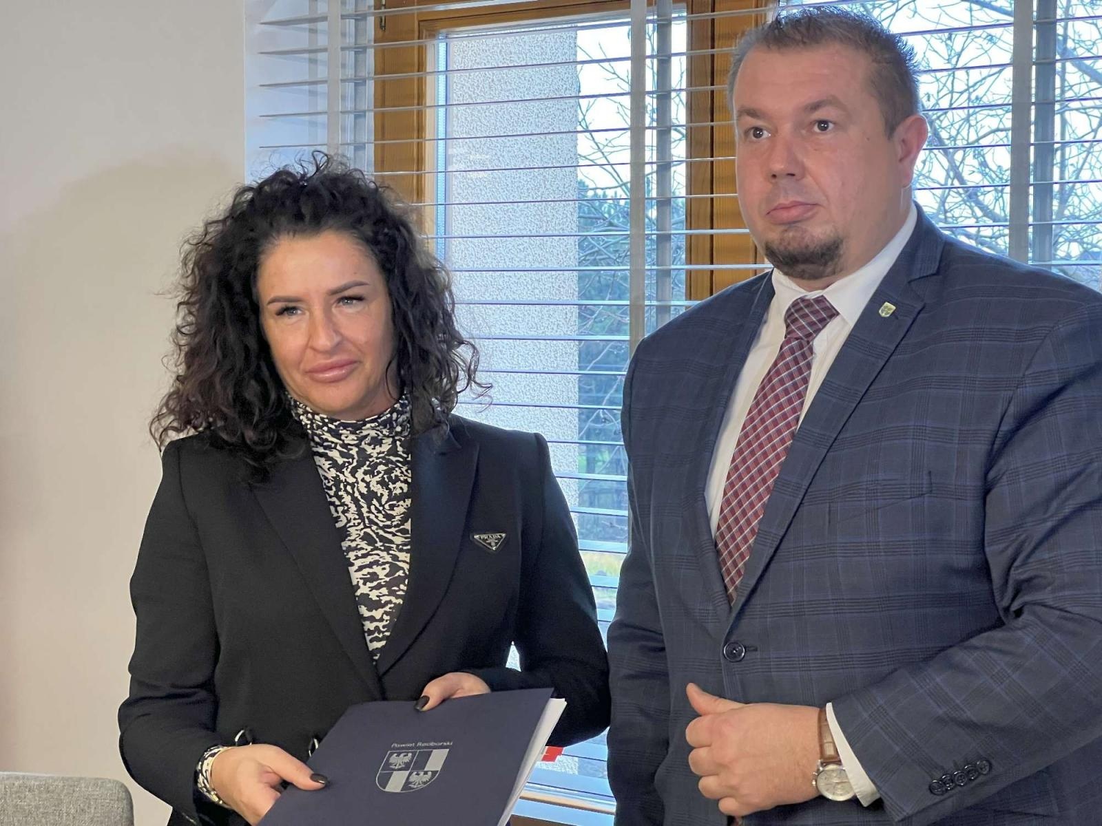 Zdjęcie w galerii na portalu naszraciborz.pl: W Starostwie podpisano umowy na remonty ważnych dróg w Raciborzu wiadomości z regionu