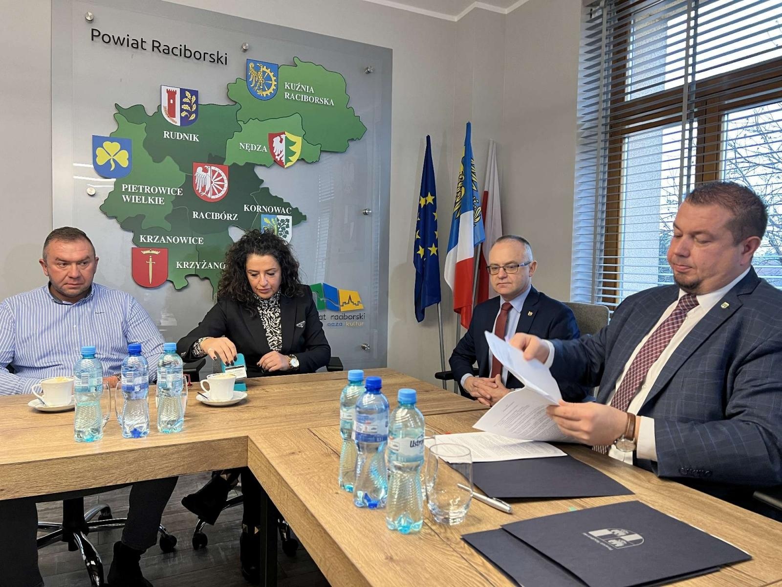 Zdjęcie w galerii na portalu naszraciborz.pl: W Starostwie podpisano umowy na remonty ważnych dróg w Raciborzu wiadomości z regionu