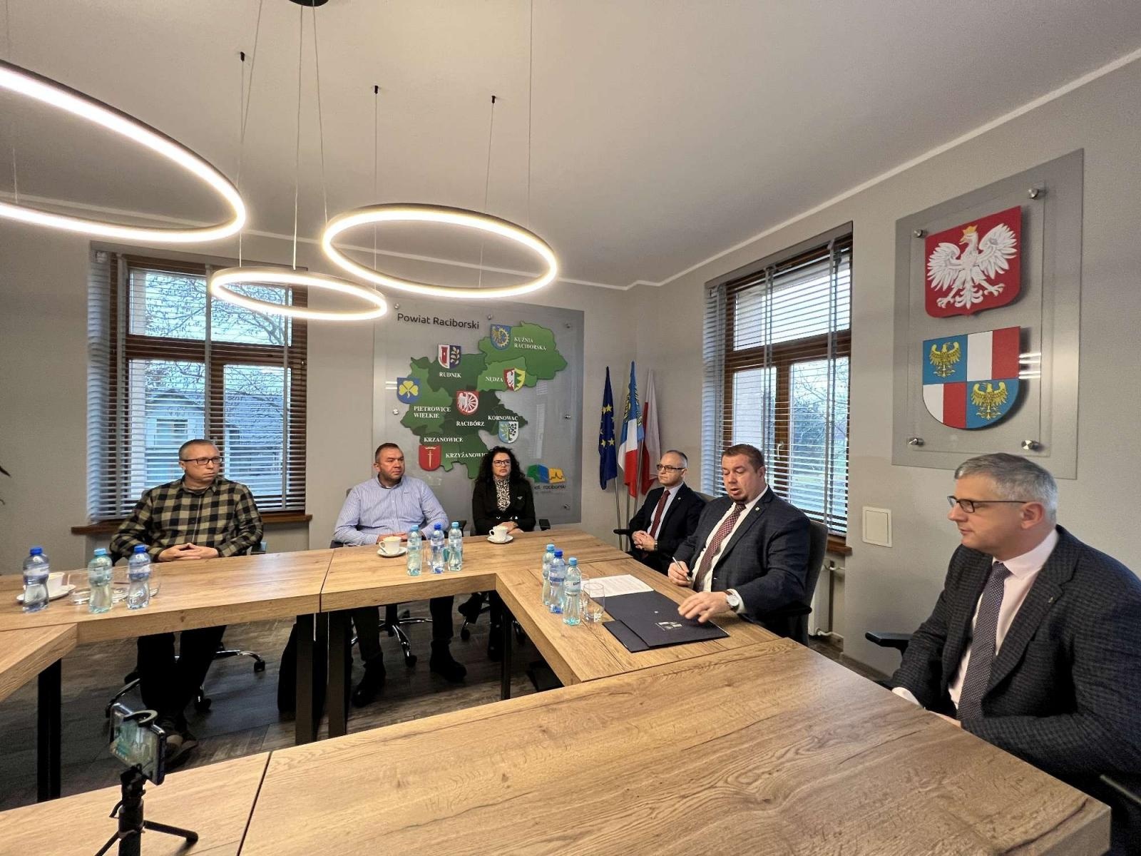 Zdjęcie w galerii na portalu naszraciborz.pl: W Starostwie podpisano umowy na remonty ważnych dróg w Raciborzu wiadomości z regionu