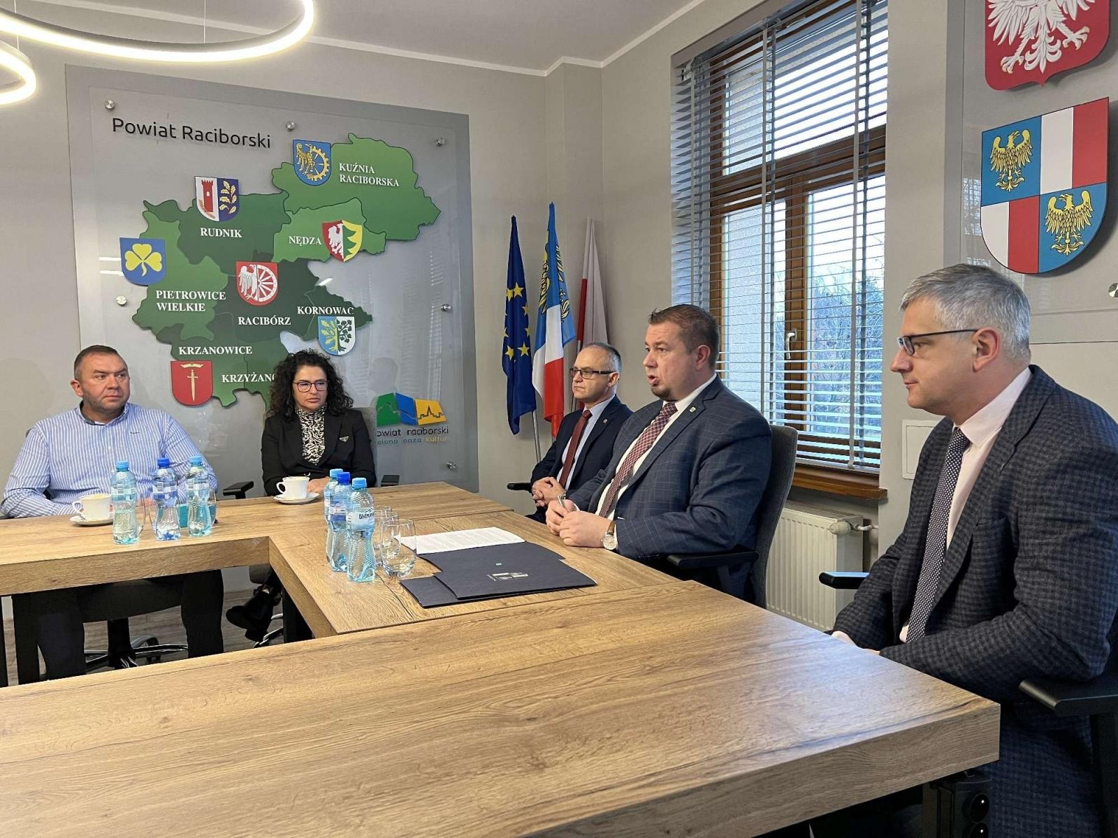 Zdjęcie w galerii na portalu naszraciborz.pl: W Starostwie podpisano umowy na remonty ważnych dróg w Raciborzu wiadomości z regionu