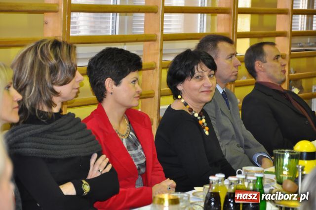 Zdjęcie w galerii na portalu naszraciborz.pl: Oświatowcy przy wigilijnym stole wiadomości z regionu