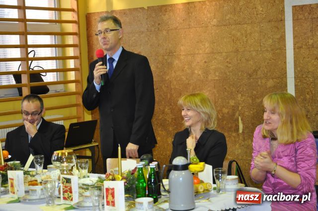 Zdjęcie w galerii na portalu naszraciborz.pl: Oświatowcy przy wigilijnym stole wiadomości z regionu