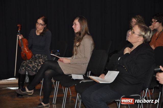 Zdjęcie w galerii na portalu naszraciborz.pl: Sypie teksty i muzykę z rękawa... wiadomości z regionu