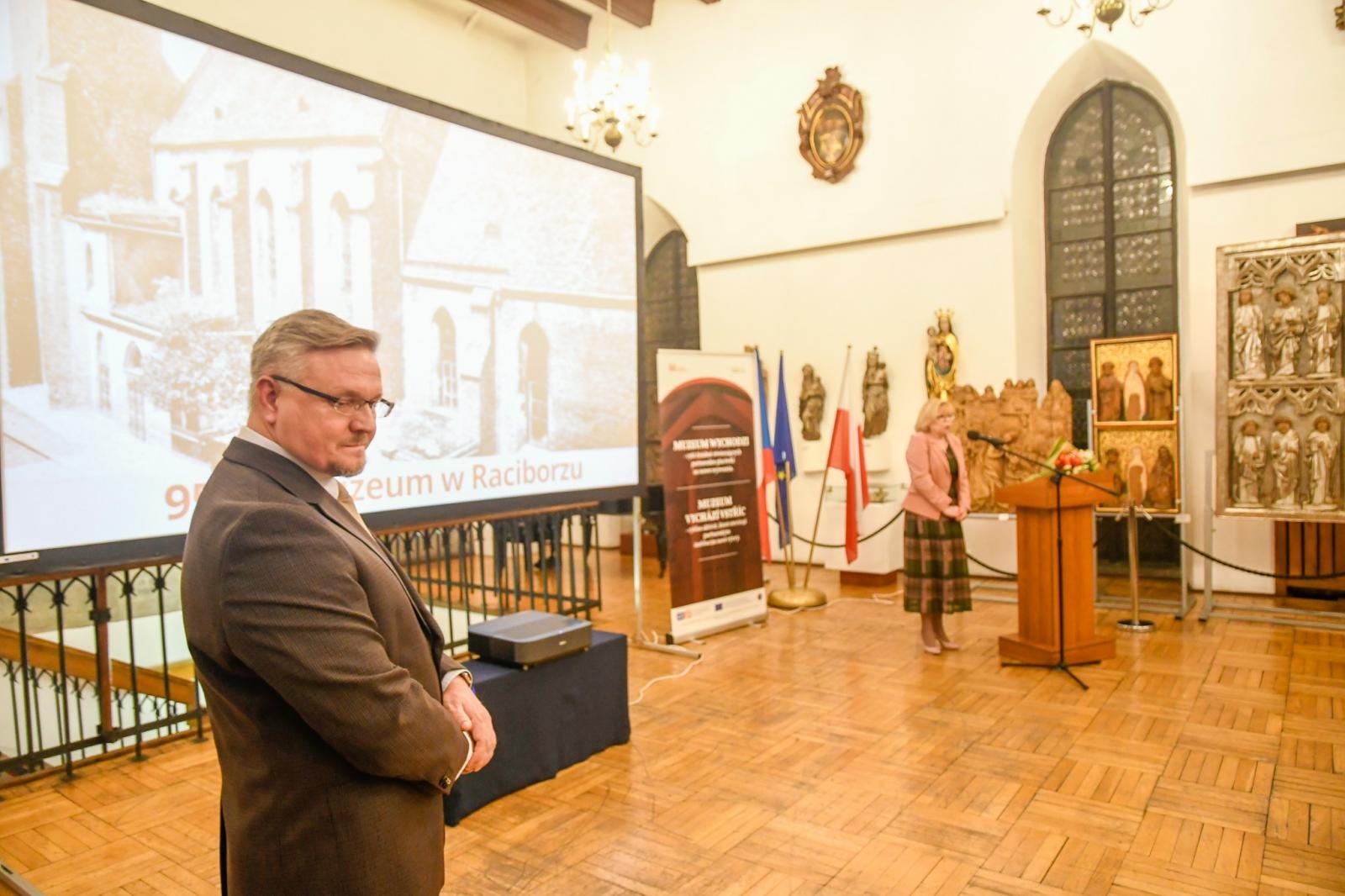 Zdjęcie w galerii na portalu naszraciborz.pl: Złoty warkocz historii. Raciborskie Muzeum świętuje 95-lecie wiadomości z regionu