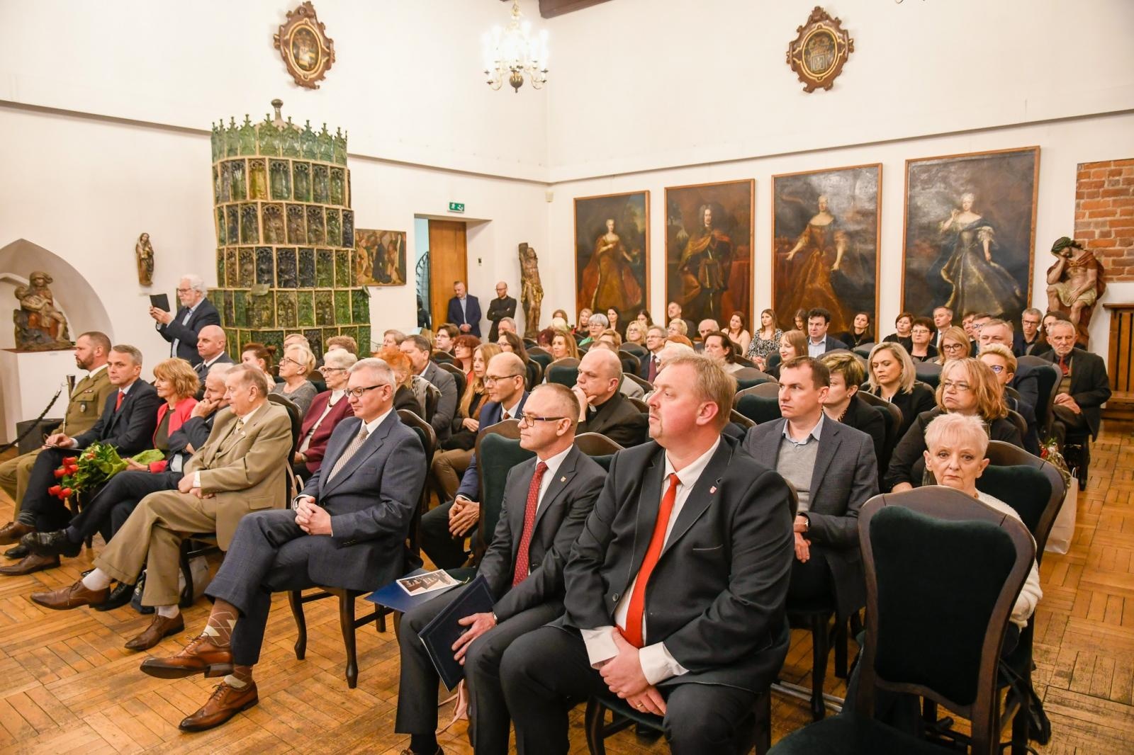 Zdjęcie w galerii na portalu naszraciborz.pl: Złoty warkocz historii. Raciborskie Muzeum świętuje 95-lecie wiadomości z regionu