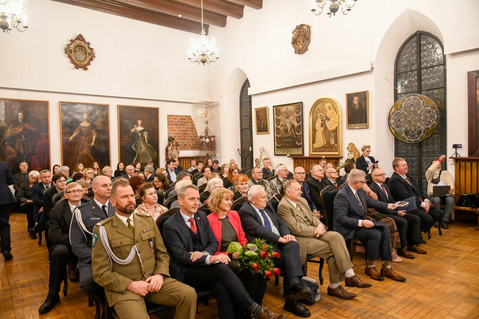 Zdjęcie w galerii na portalu naszraciborz.pl: Złoty warkocz historii. Raciborskie Muzeum świętuje 95-lecie wiadomości z regionu