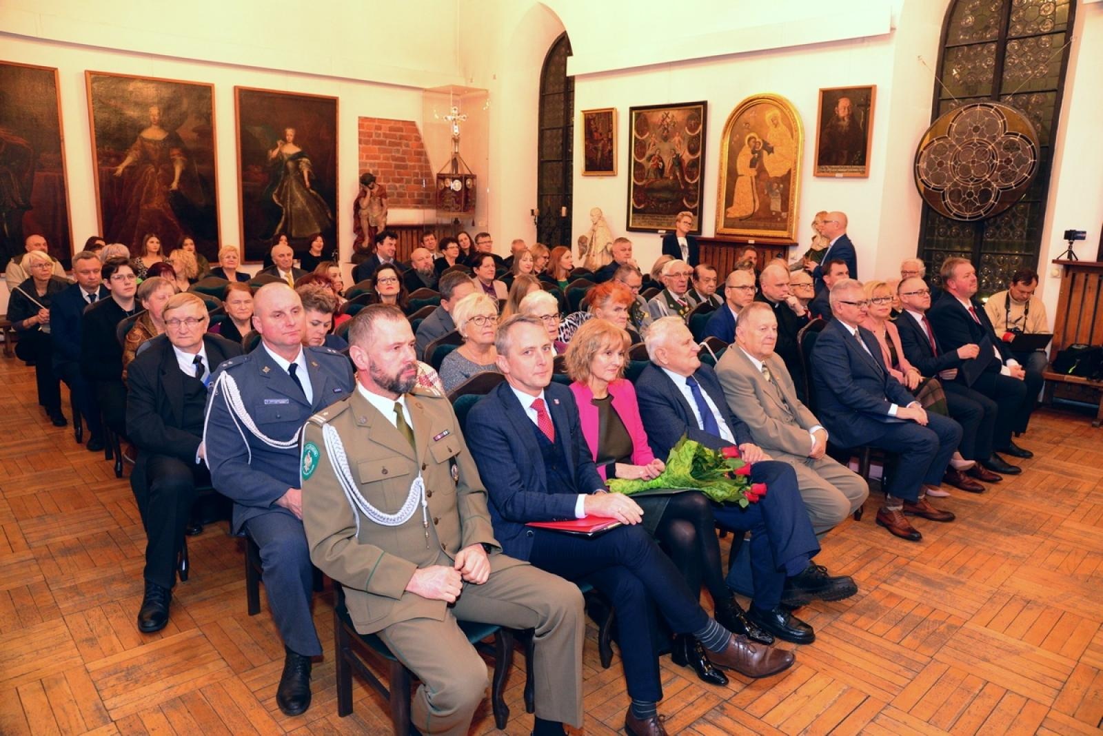 Zdjęcie w galerii na portalu naszraciborz.pl: Złoty warkocz historii. Raciborskie Muzeum świętuje 95-lecie wiadomości z regionu