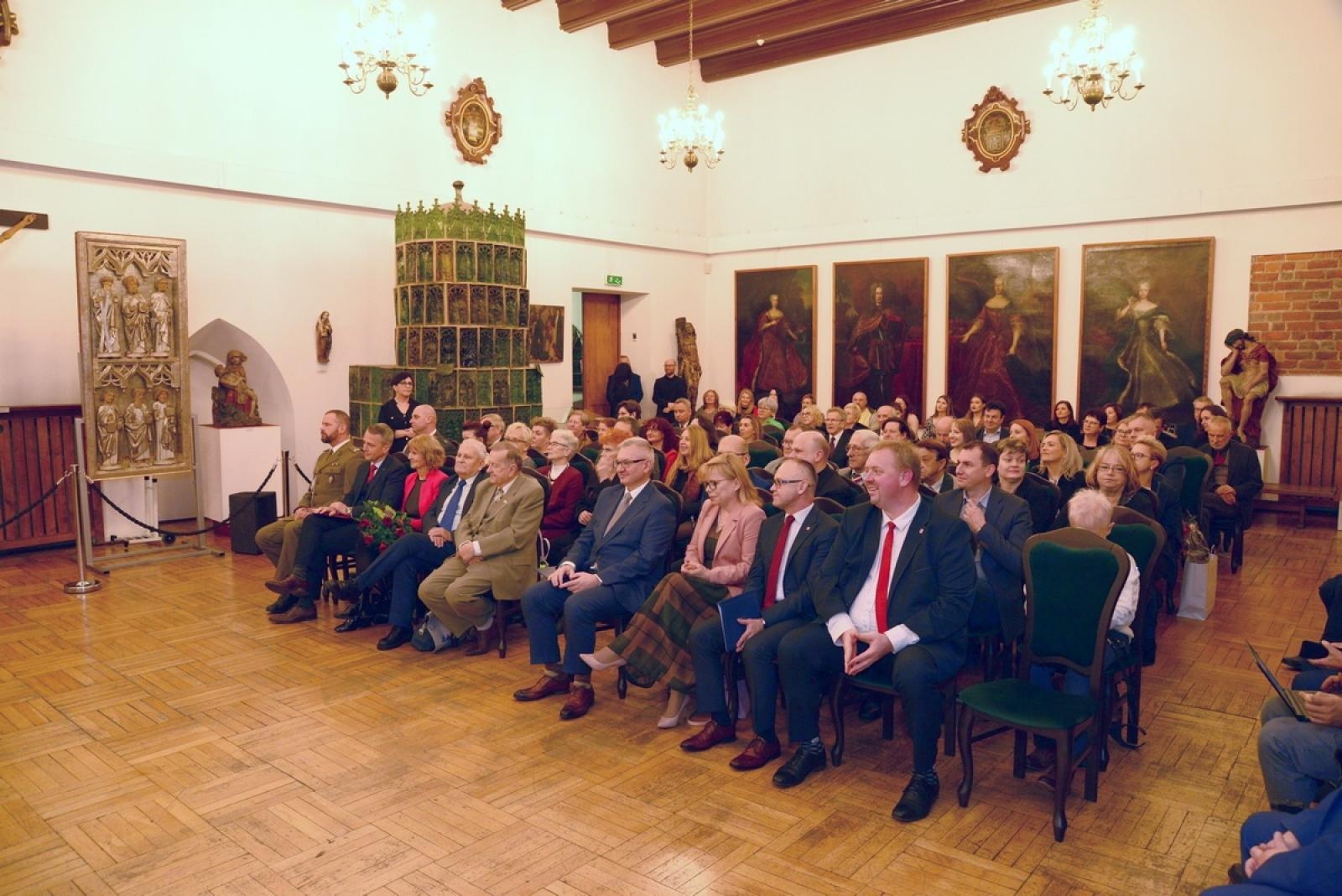 Zdjęcie w galerii na portalu naszraciborz.pl: Złoty warkocz historii. Raciborskie Muzeum świętuje 95-lecie wiadomości z regionu