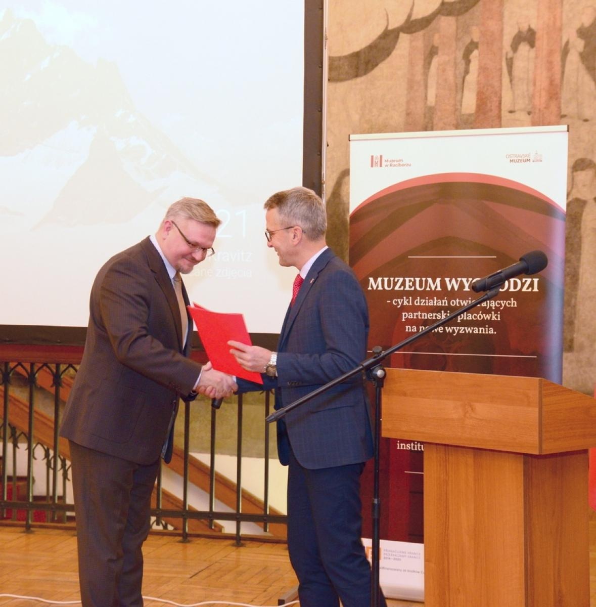 Zdjęcie w galerii na portalu naszraciborz.pl: Złoty warkocz historii. Raciborskie Muzeum świętuje 95-lecie wiadomości z regionu
