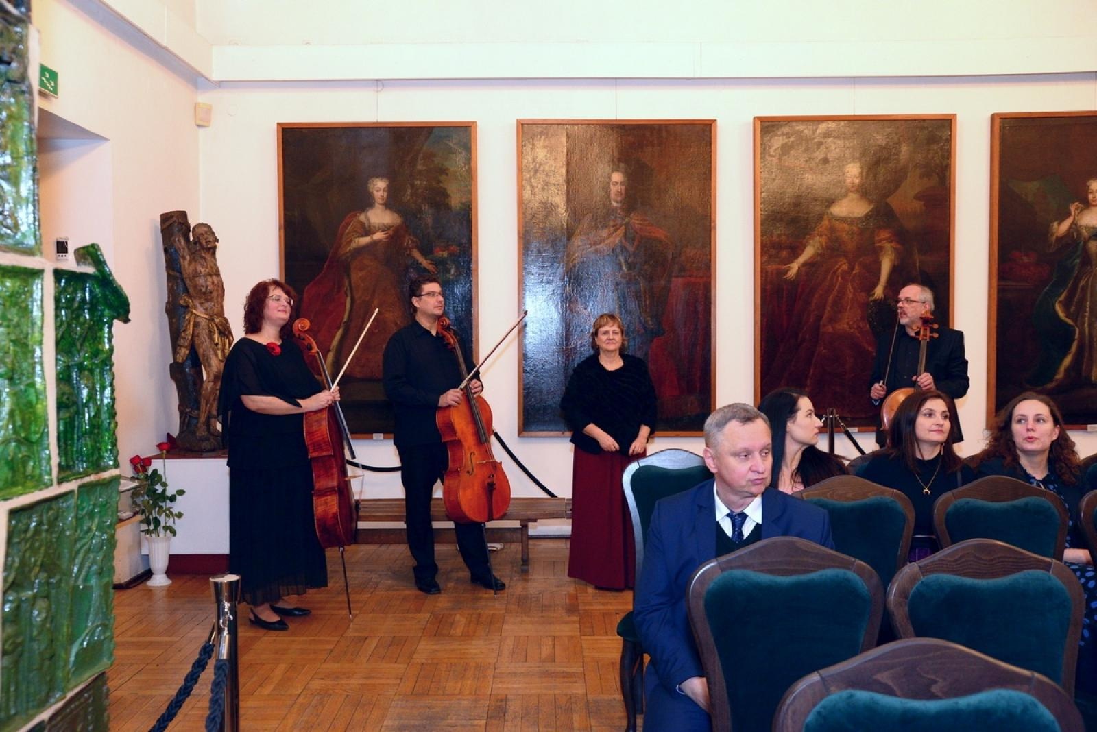 Zdjęcie w galerii na portalu naszraciborz.pl: Złoty warkocz historii. Raciborskie Muzeum świętuje 95-lecie wiadomości z regionu