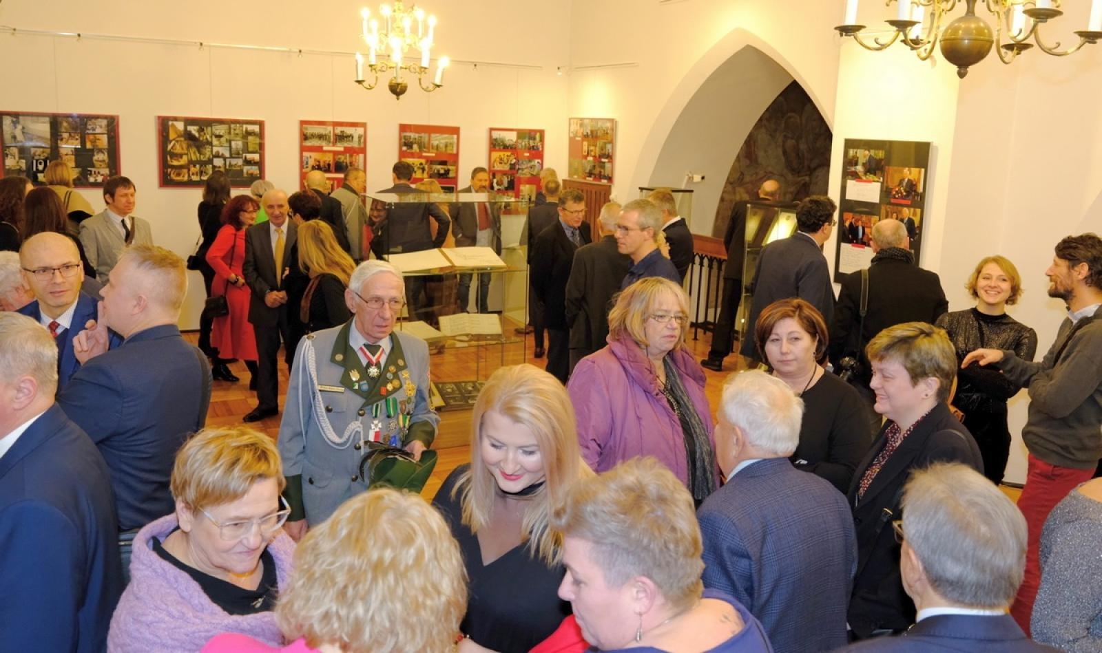 Zdjęcie w galerii na portalu naszraciborz.pl: Złoty warkocz historii. Raciborskie Muzeum świętuje 95-lecie wiadomości z regionu