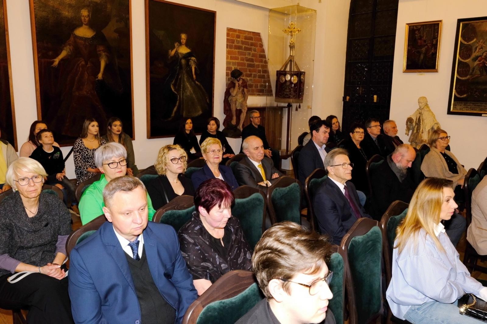 Zdjęcie w galerii na portalu naszraciborz.pl: Złoty warkocz historii. Raciborskie Muzeum świętuje 95-lecie wiadomości z regionu