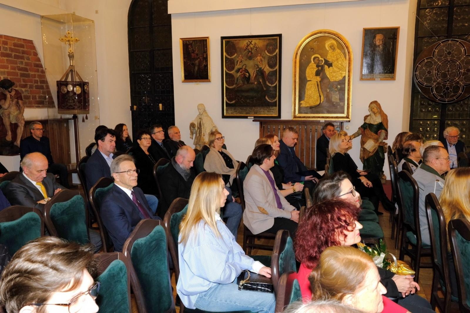 Zdjęcie w galerii na portalu naszraciborz.pl: Złoty warkocz historii. Raciborskie Muzeum świętuje 95-lecie wiadomości z regionu