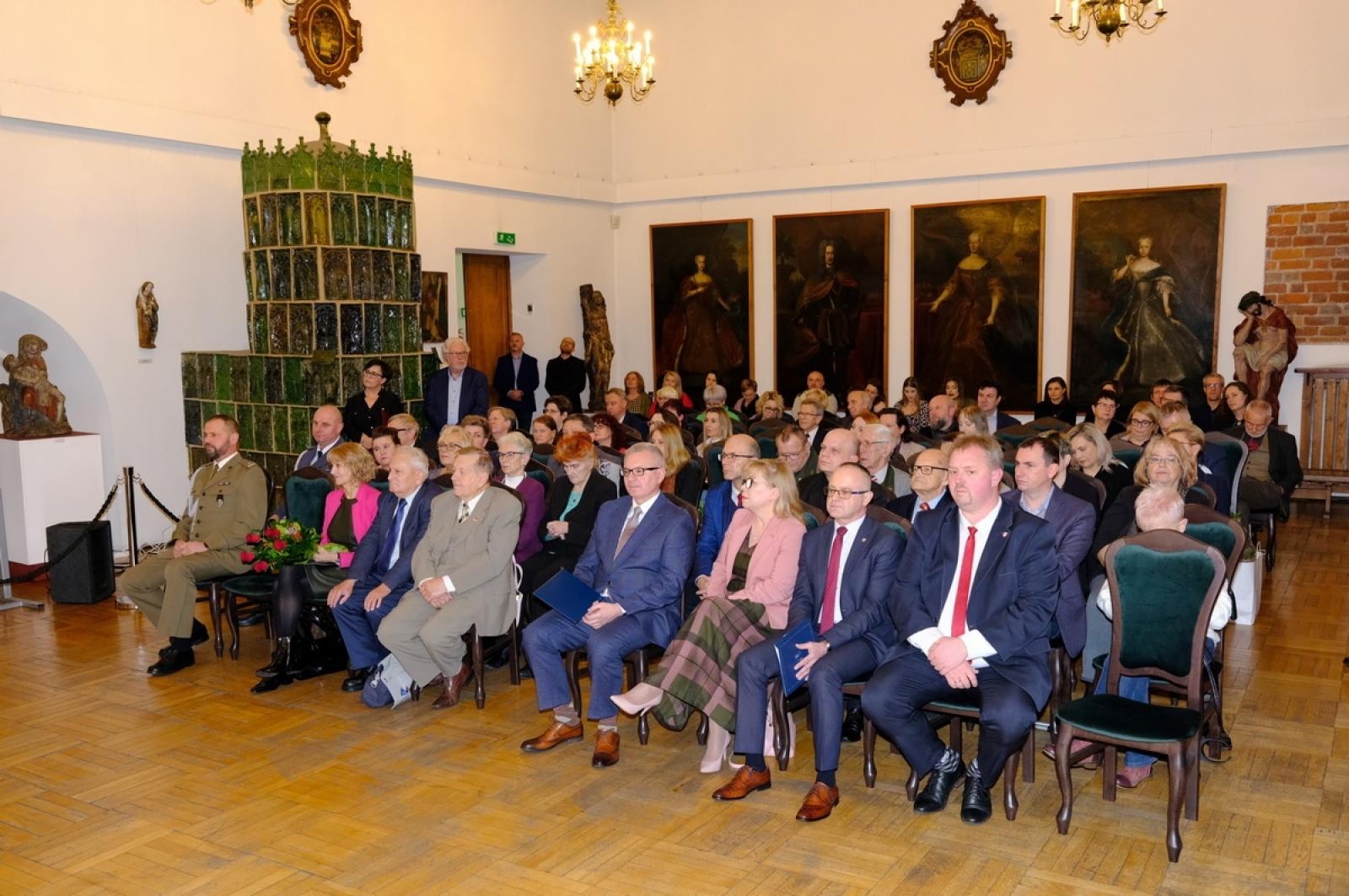 Zdjęcie w galerii na portalu naszraciborz.pl: Złoty warkocz historii. Raciborskie Muzeum świętuje 95-lecie wiadomości z regionu