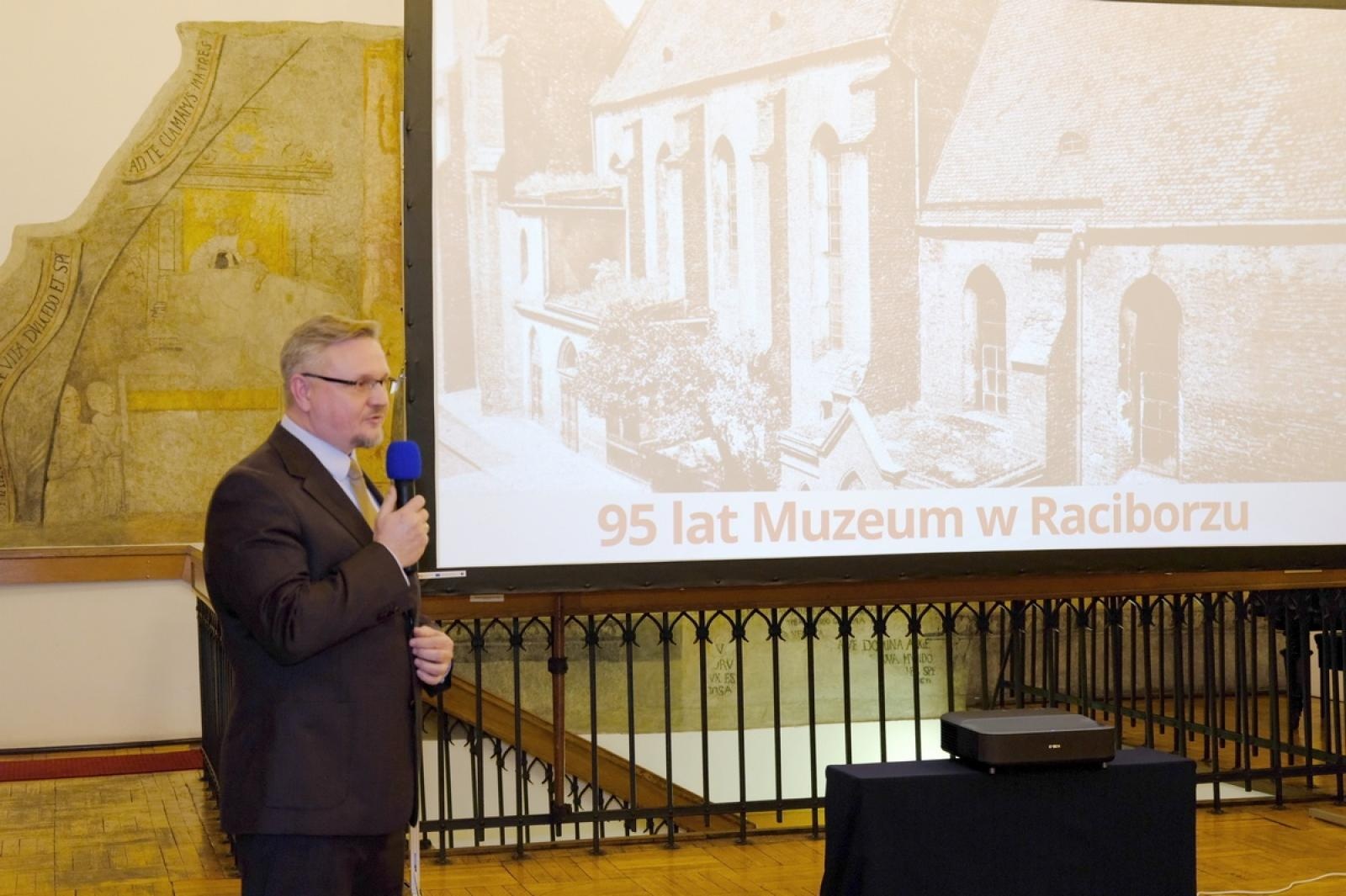 Zdjęcie w galerii na portalu naszraciborz.pl: Złoty warkocz historii. Raciborskie Muzeum świętuje 95-lecie wiadomości z regionu