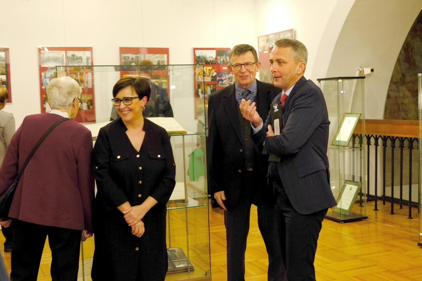 Zdjęcie w galerii na portalu naszraciborz.pl: Złoty warkocz historii. Raciborskie Muzeum świętuje 95-lecie wiadomości z regionu
