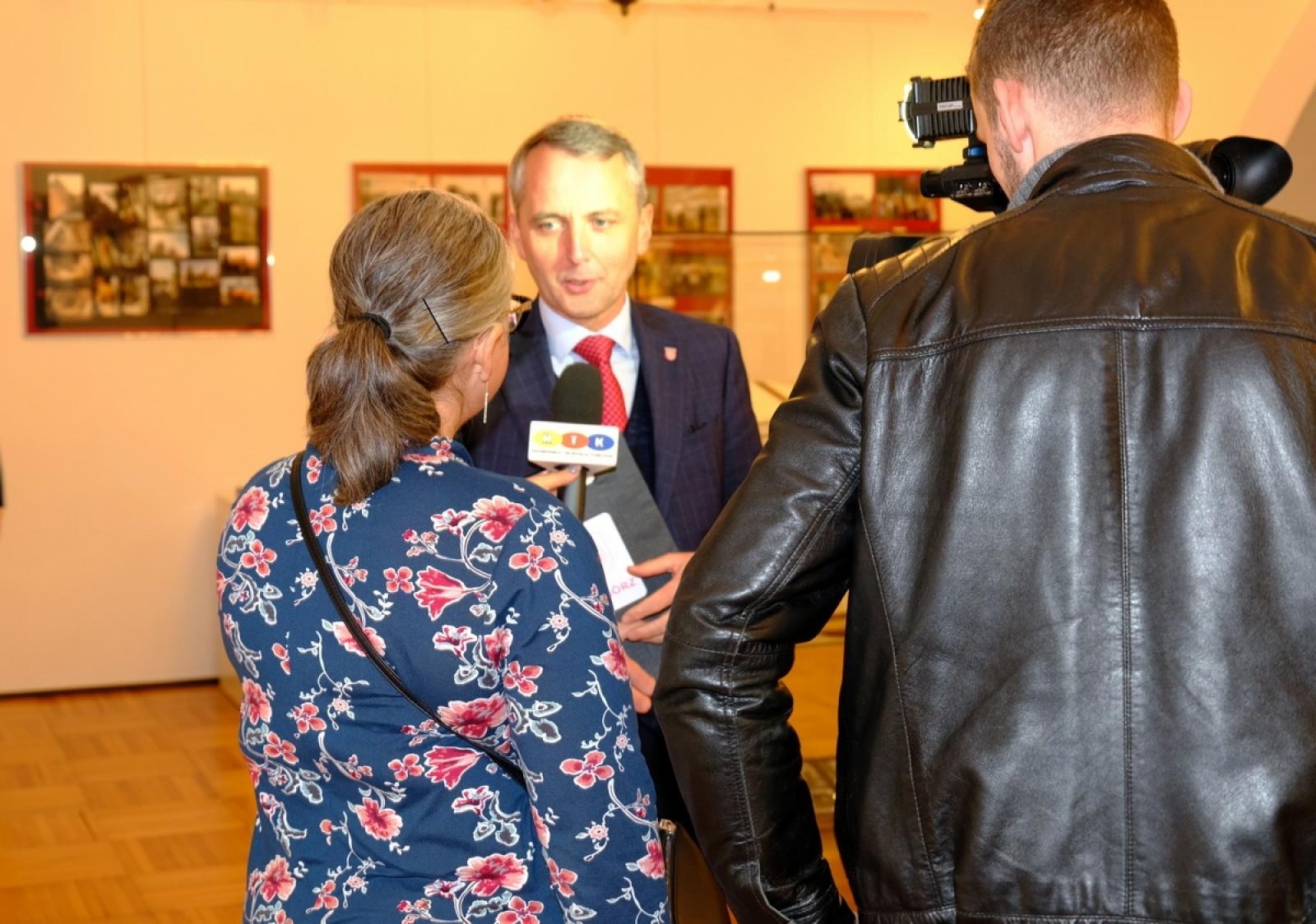 Zdjęcie w galerii na portalu naszraciborz.pl: Złoty warkocz historii. Raciborskie Muzeum świętuje 95-lecie wiadomości z regionu