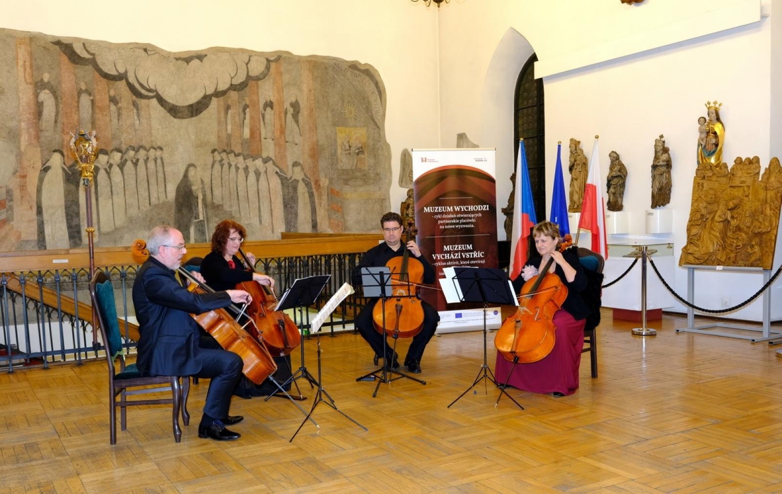 Zdjęcie w galerii na portalu naszraciborz.pl: Złoty warkocz historii. Raciborskie Muzeum świętuje 95-lecie wiadomości z regionu
