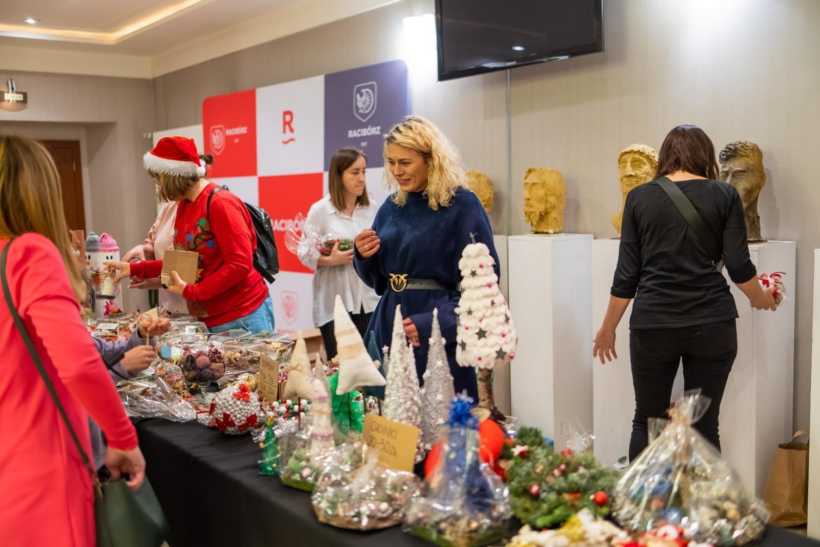 Zdjęcie w galerii na portalu naszraciborz.pl: Przedszkolaki z Przedszkola nr 15 na dużej scenie wiadomości z regionu