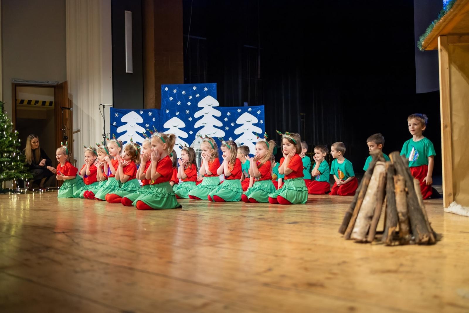 Zdjęcie w galerii na portalu naszraciborz.pl: Przedszkolaki z Przedszkola nr 15 na dużej scenie wiadomości z regionu