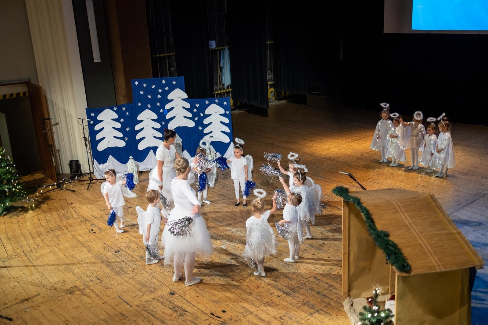 Zdjęcie w galerii na portalu naszraciborz.pl: Przedszkolaki z Przedszkola nr 15 na dużej scenie wiadomości z regionu