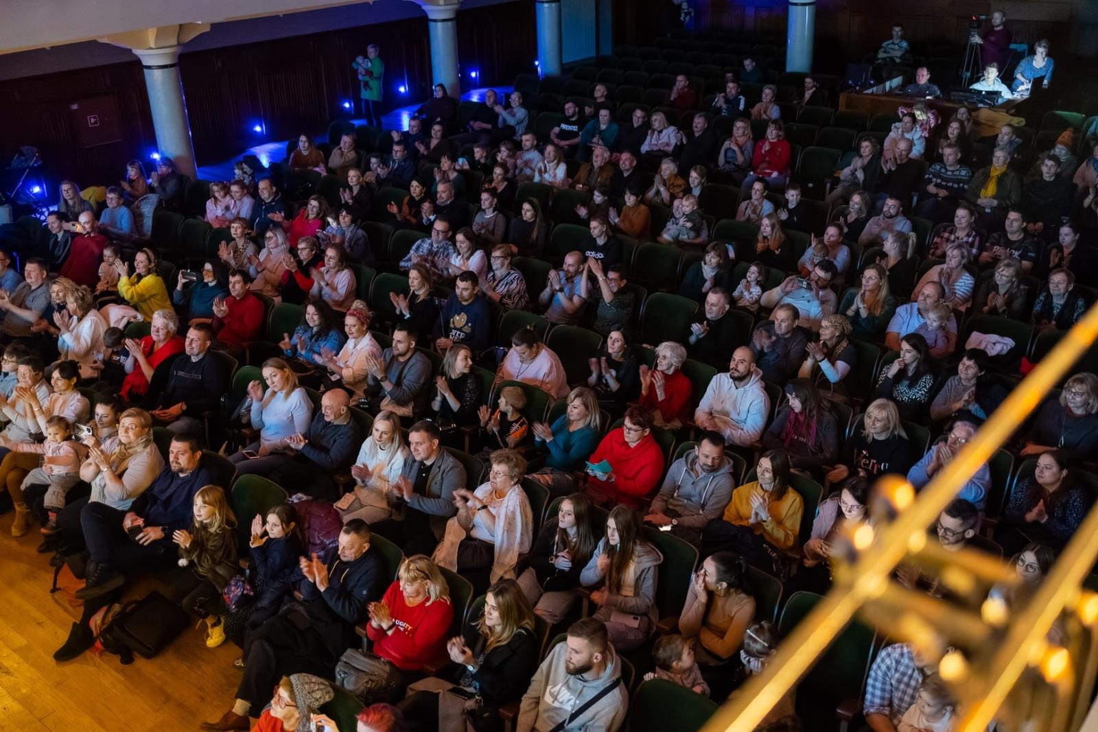 Zdjęcie w galerii na portalu naszraciborz.pl: Przedszkolaki z Przedszkola nr 15 na dużej scenie wiadomości z regionu