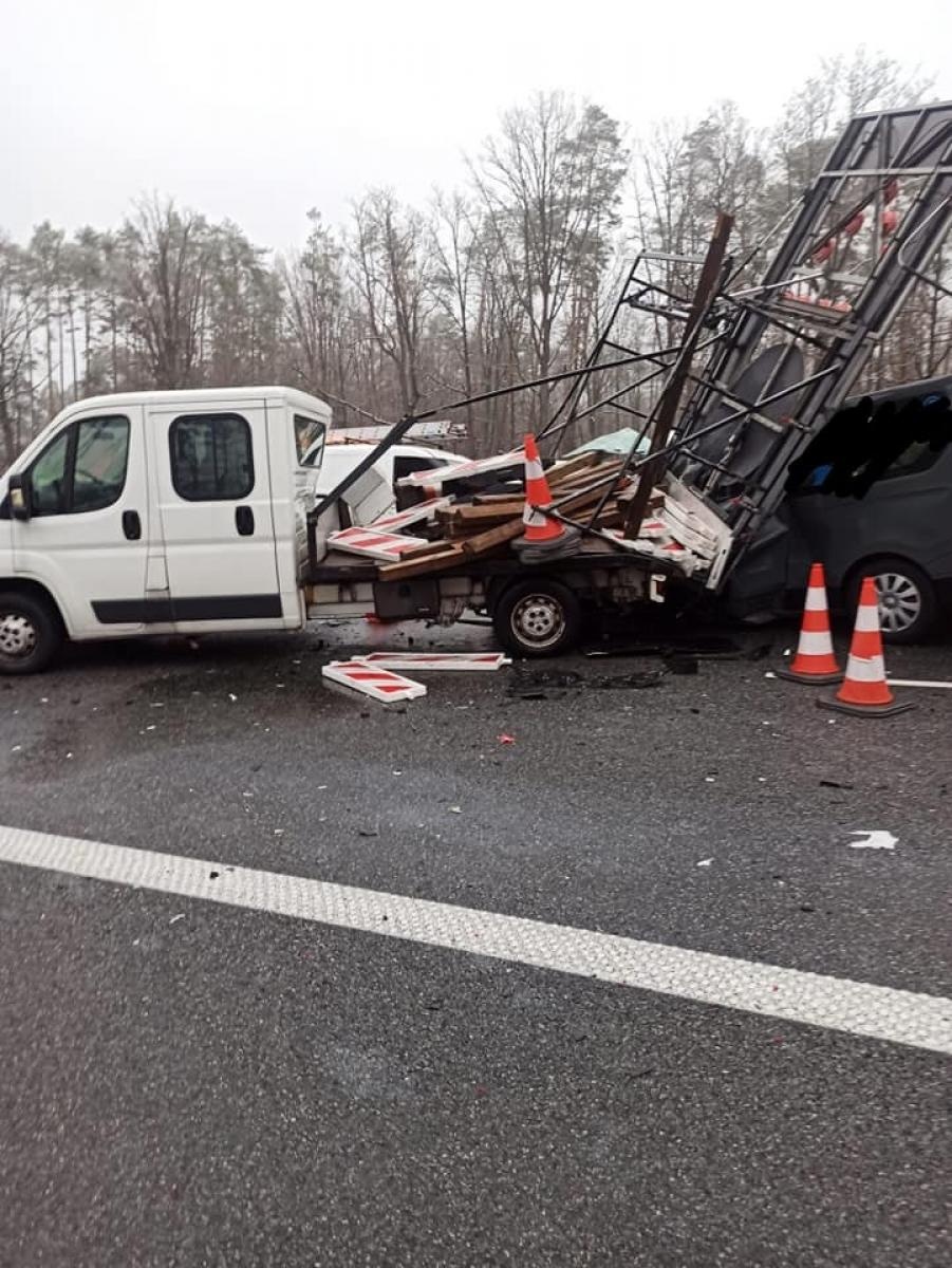 Zdjęcie w galerii na portalu naszraciborz.pl: Tragiczny wypadek pod Opolem z udziałem busa z Raciborza. Nie żyją dwie osoby [FOTO i WIDEO] wiadomości z regionu
