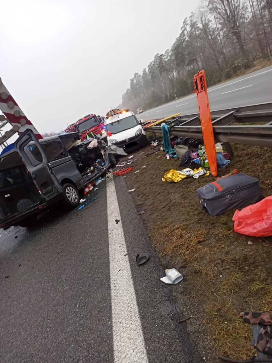 Zdjęcie w galerii na portalu naszraciborz.pl: Tragiczny wypadek pod Opolem z udziałem busa z Raciborza. Nie żyją dwie osoby [FOTO i WIDEO] wiadomości z regionu