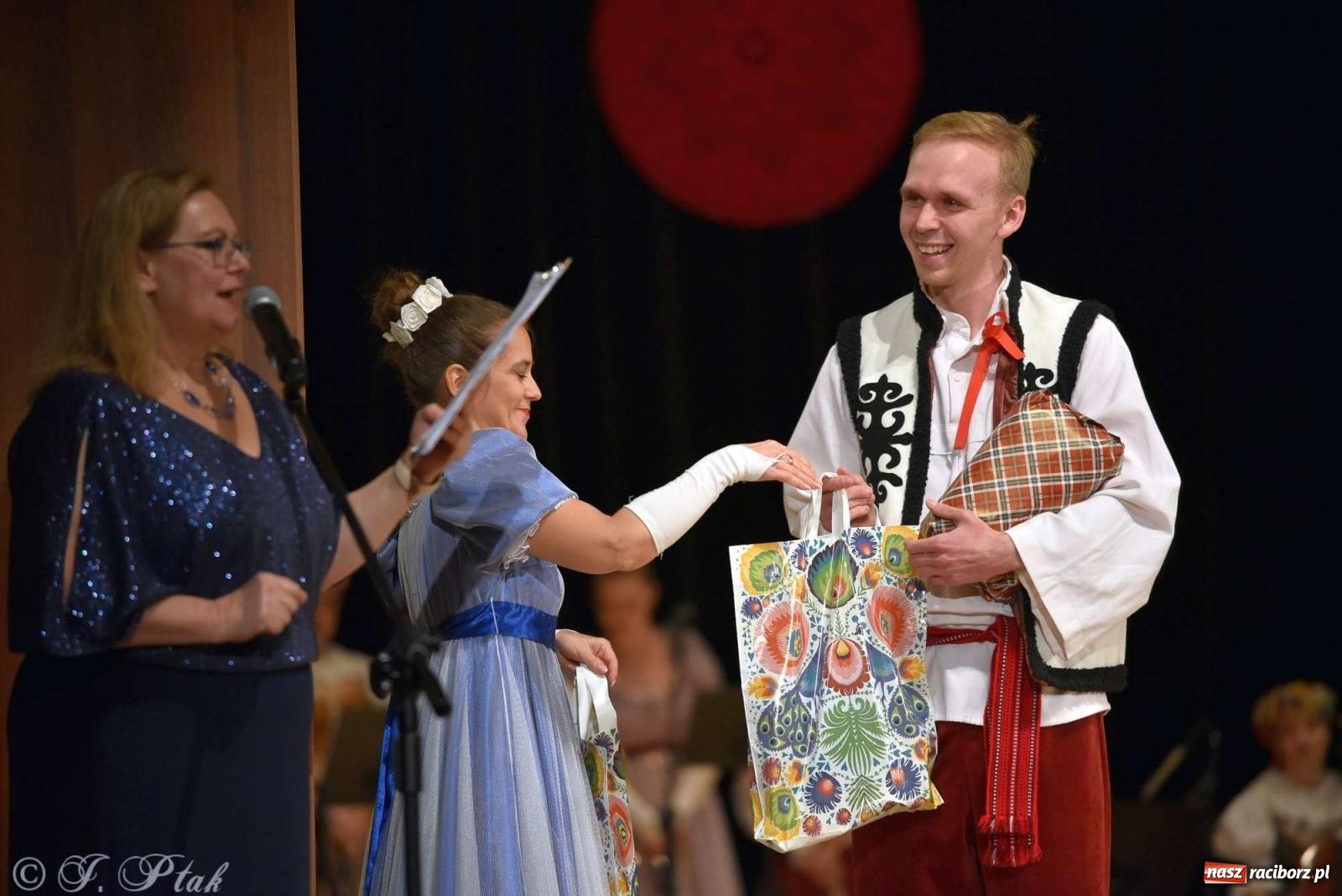 Zdjęcie w galerii na portalu naszraciborz.pl: Wspomnienia i życzenia. Ćwierć wieku ze Źródłem [FOTO i WIDEO] wiadomości z regionu