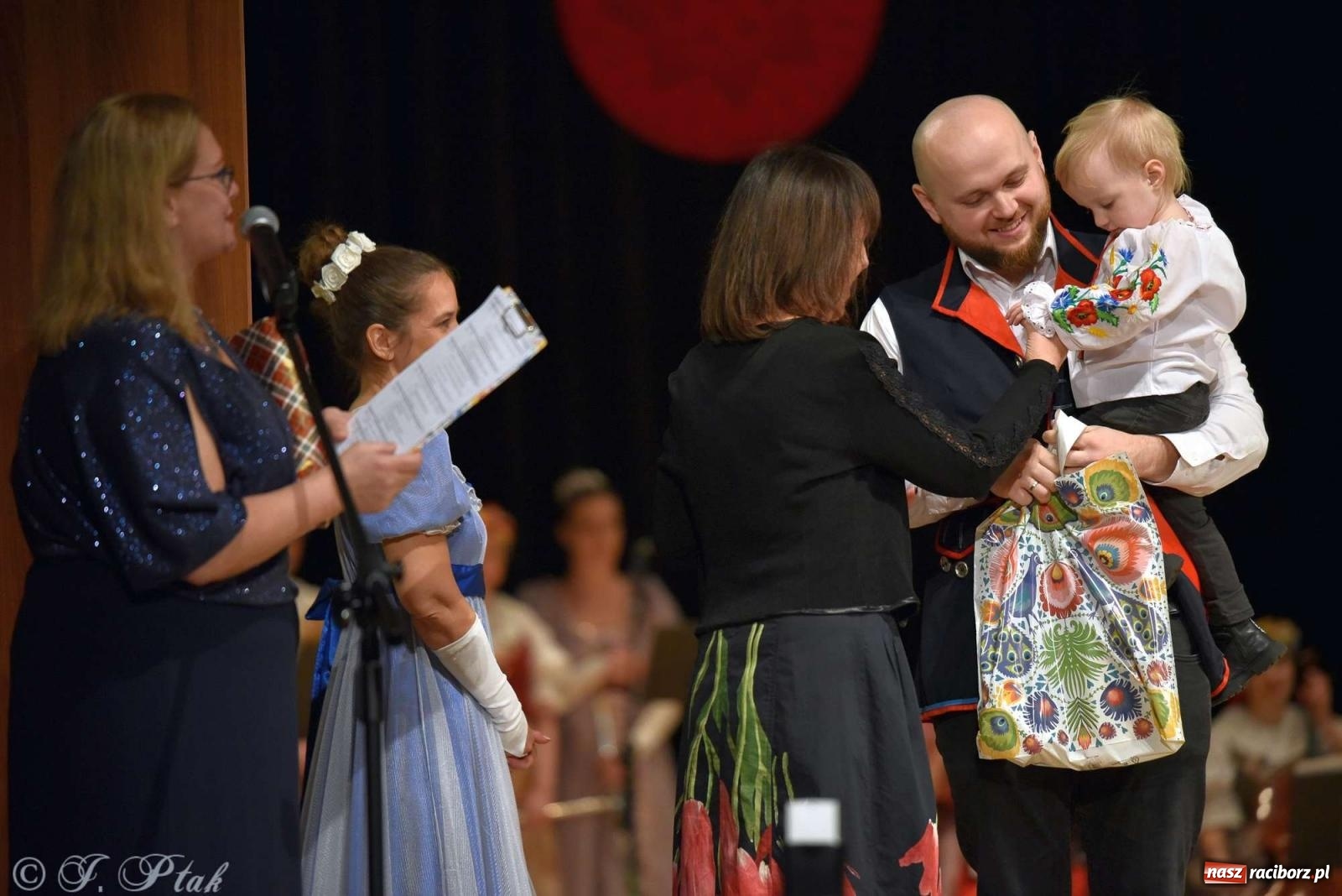 Zdjęcie w galerii na portalu naszraciborz.pl: Wspomnienia i życzenia. Ćwierć wieku ze Źródłem [FOTO i WIDEO] wiadomości z regionu