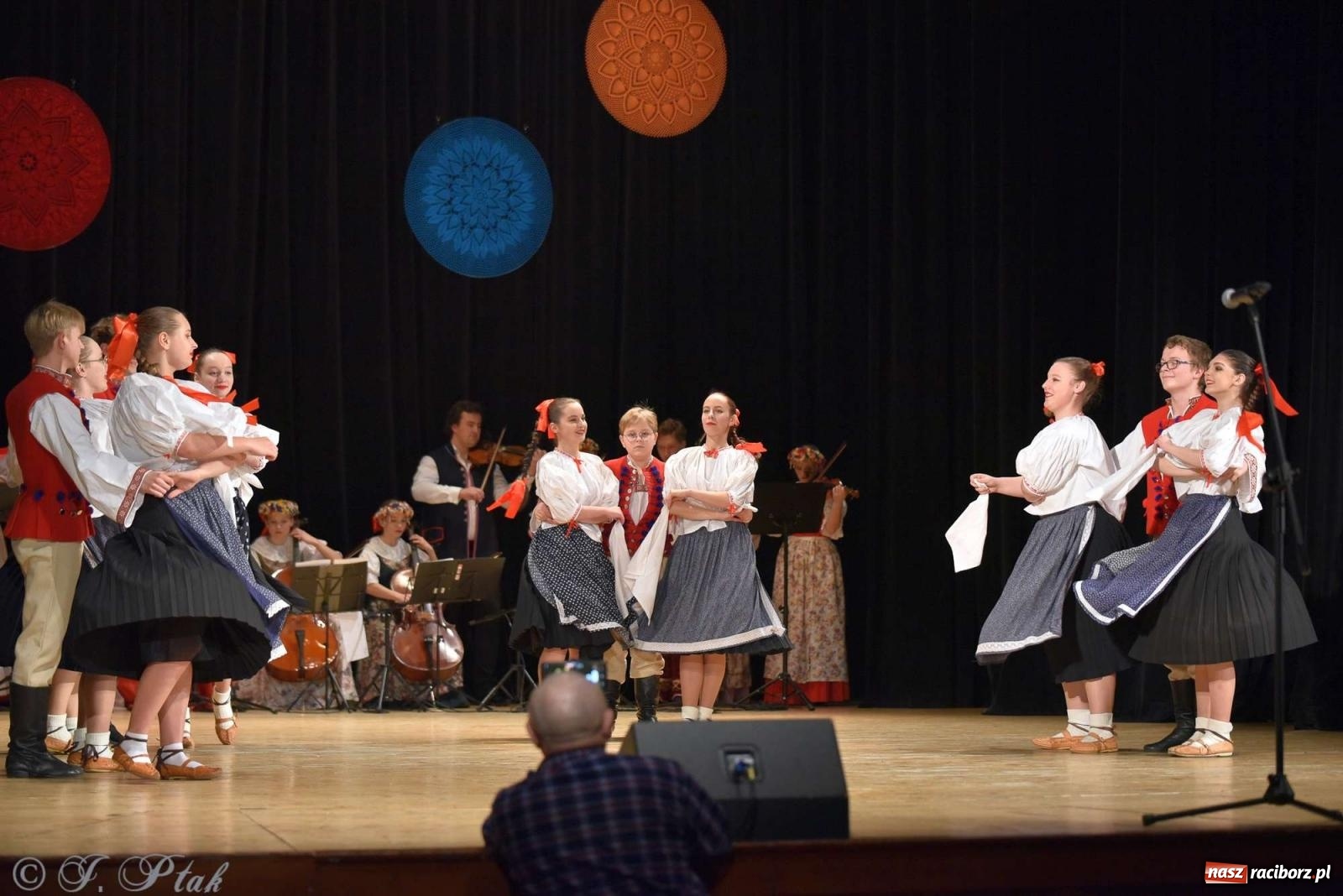 Zdjęcie w galerii na portalu naszraciborz.pl: Wspomnienia i życzenia. Ćwierć wieku ze Źródłem [FOTO i WIDEO] wiadomości z regionu