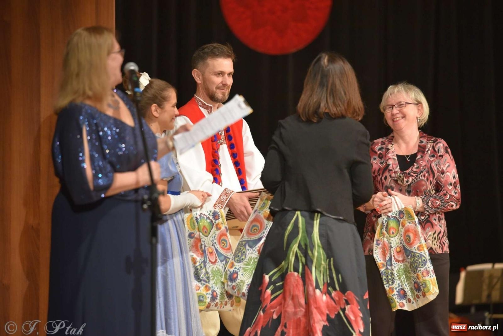 Zdjęcie w galerii na portalu naszraciborz.pl: Wspomnienia i życzenia. Ćwierć wieku ze Źródłem [FOTO i WIDEO] wiadomości z regionu