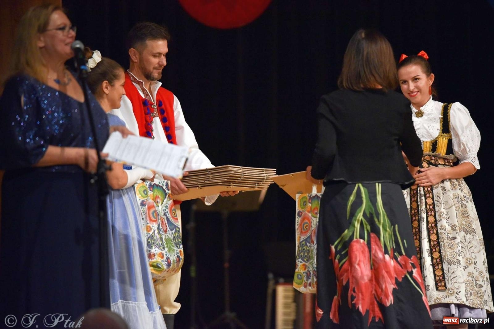 Zdjęcie w galerii na portalu naszraciborz.pl: Wspomnienia i życzenia. Ćwierć wieku ze Źródłem [FOTO i WIDEO] wiadomości z regionu