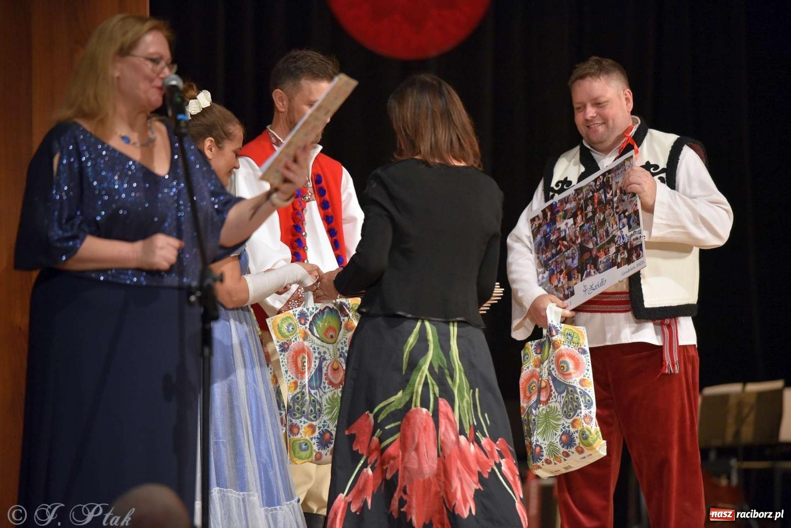 Zdjęcie w galerii na portalu naszraciborz.pl: Wspomnienia i życzenia. Ćwierć wieku ze Źródłem [FOTO i WIDEO] wiadomości z regionu