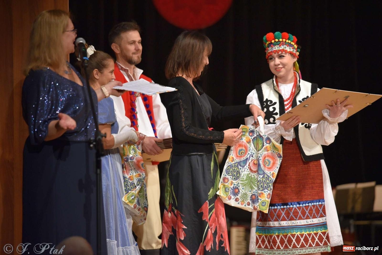 Zdjęcie w galerii na portalu naszraciborz.pl: Wspomnienia i życzenia. Ćwierć wieku ze Źródłem [FOTO i WIDEO] wiadomości z regionu
