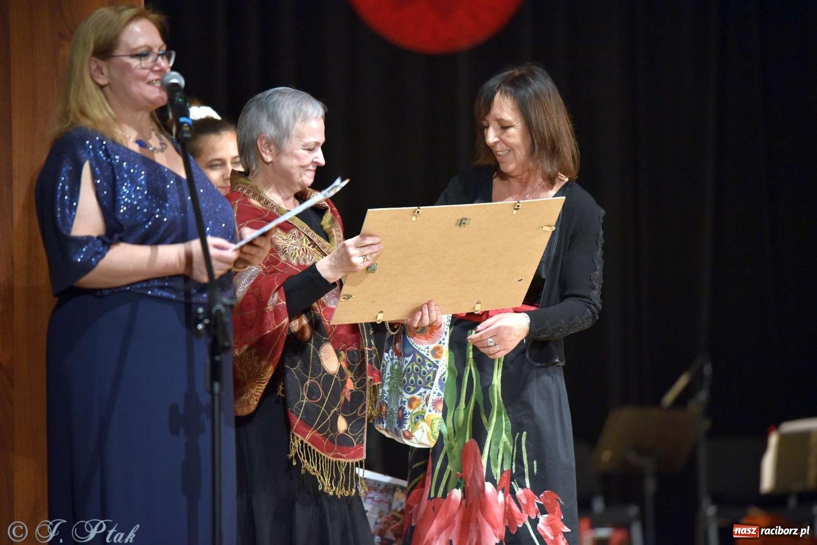 Zdjęcie w galerii na portalu naszraciborz.pl: Wspomnienia i życzenia. Ćwierć wieku ze Źródłem [FOTO i WIDEO] wiadomości z regionu