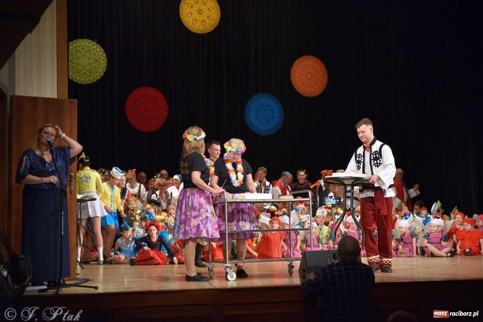 Zdjęcie w galerii na portalu naszraciborz.pl: Wspomnienia i życzenia. Ćwierć wieku ze Źródłem [FOTO i WIDEO] wiadomości z regionu