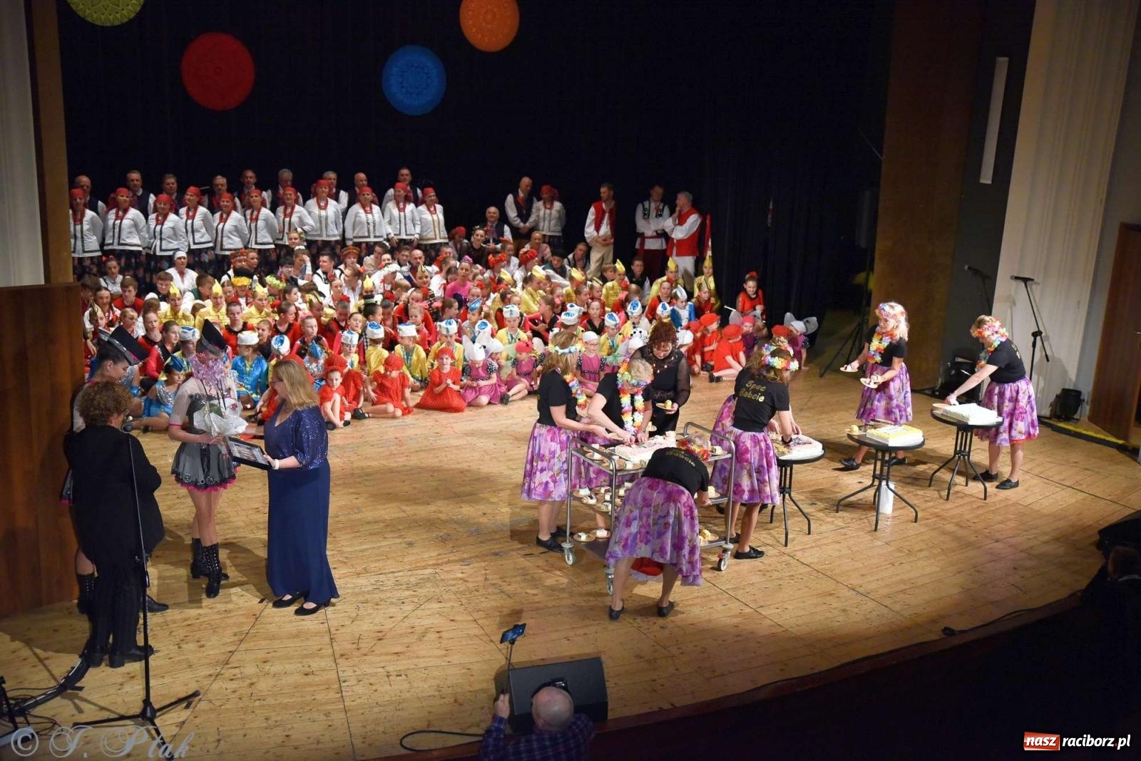 Zdjęcie w galerii na portalu naszraciborz.pl: Wspomnienia i życzenia. Ćwierć wieku ze Źródłem [FOTO i WIDEO] wiadomości z regionu