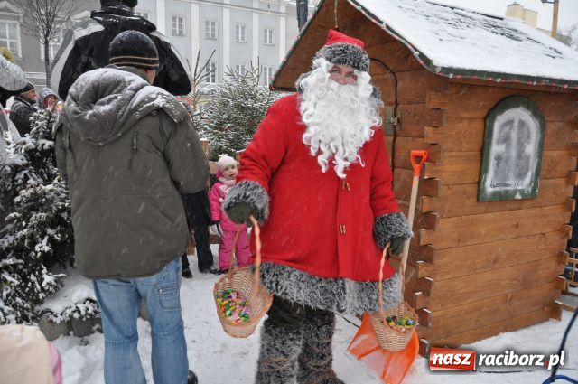 Zdjęcie w galerii na portalu naszraciborz.pl: Do reniferów ustawiały się kolejki wiadomości z regionu