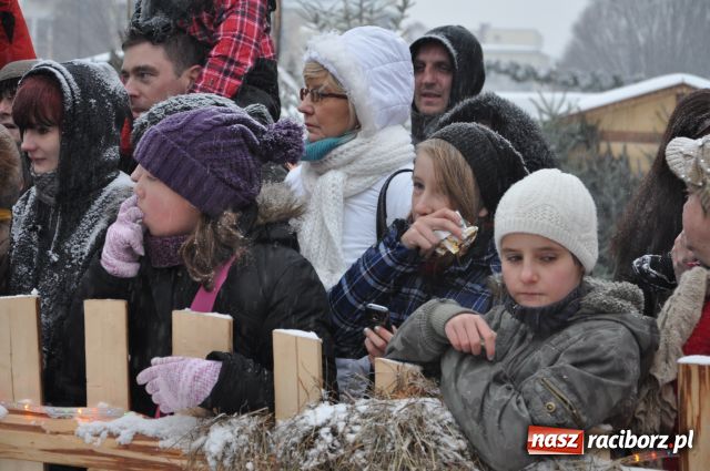 Zdjęcie w galerii na portalu naszraciborz.pl: Do reniferów ustawiały się kolejki wiadomości z regionu