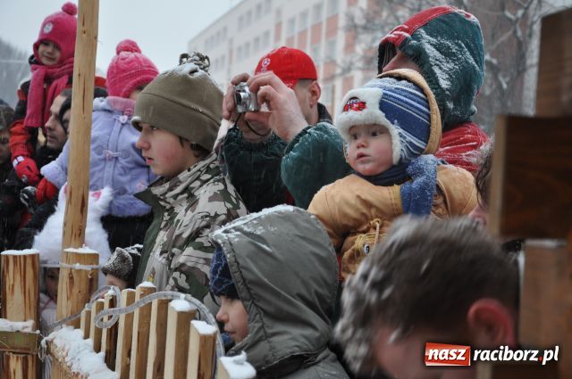Zdjęcie w galerii na portalu naszraciborz.pl: Do reniferów ustawiały się kolejki wiadomości z regionu